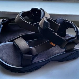 Teva Men's Hiking sandals size 9  brown